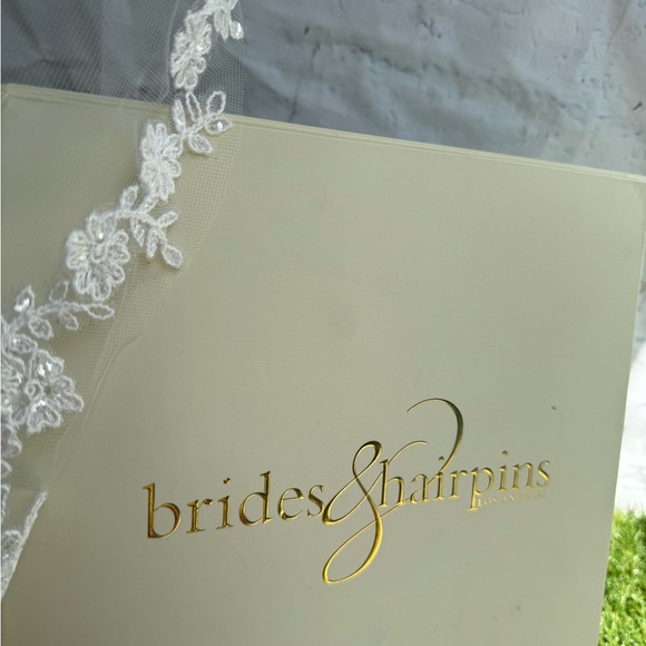 BRIDES AND HAIRPINS
Floral Lace Tulle Fingertip Veil Ivory Retail $235 NIB - Picture 9 of 15
